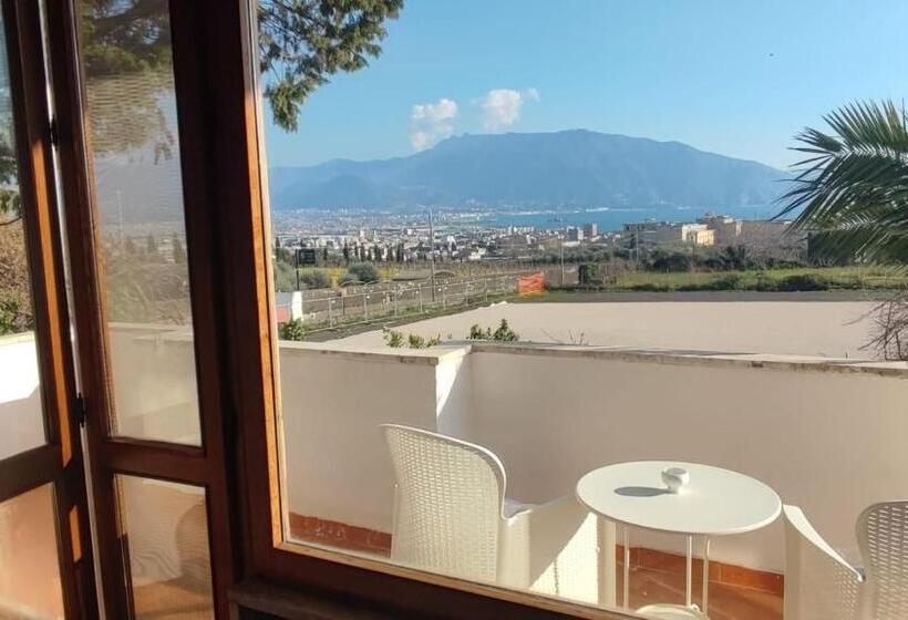 اتاق سوپریور با چشم‌انداز دریا و بالکن, B&b Il Giardino Di Villa Anna
