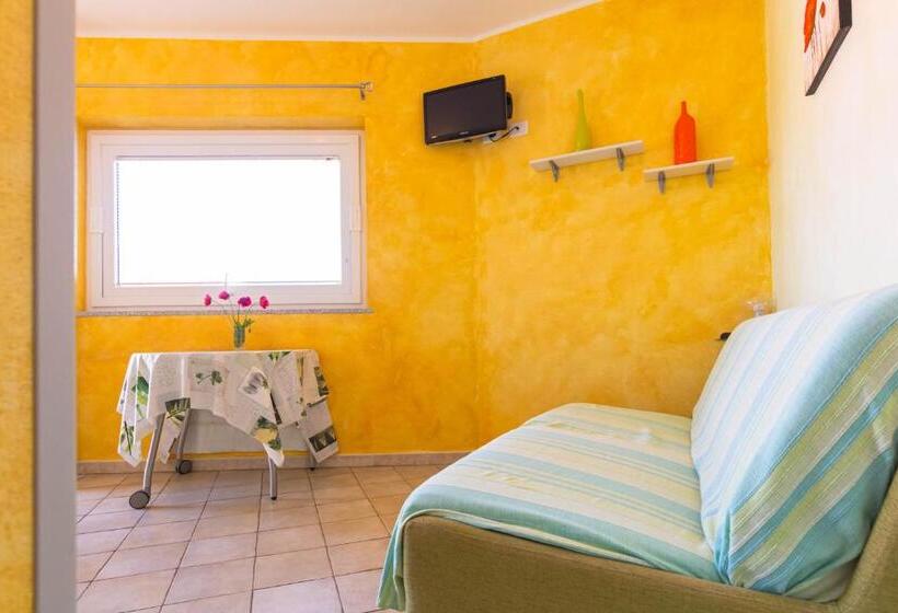 استودیو استاندارد با چشم‌انداز باغ, Roccabianca Rooms & Studios
