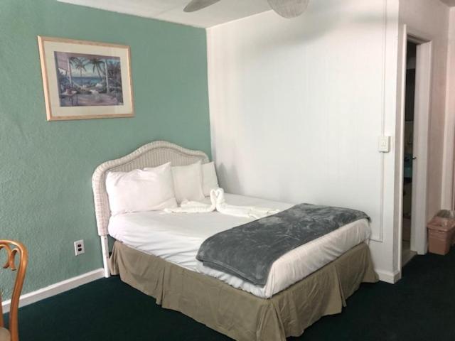 Suite, Gold Crest Motel