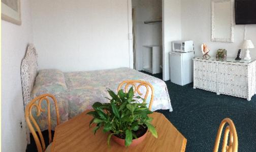 Suite, Gold Crest Motel