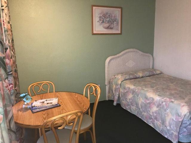 Suite, Gold Crest Motel