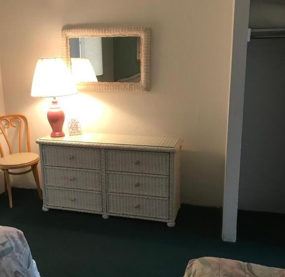 Suite, Gold Crest Motel