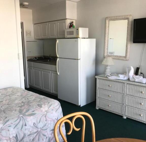 Suite, Gold Crest Motel