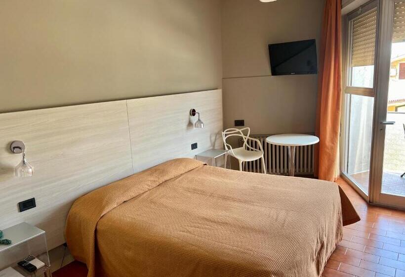 اتاق اکونومی, Astoria