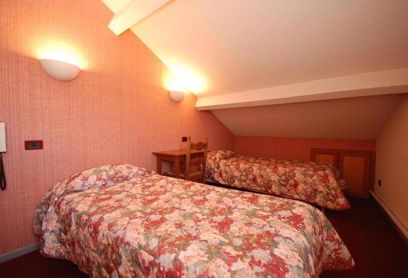 اتاق استاندارد چهار تخته, Auberge Du Rochasson