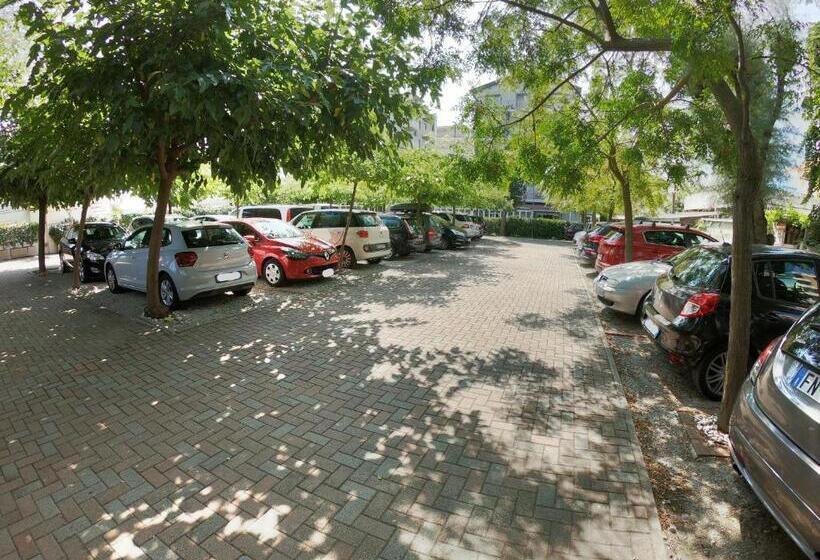 اتاق خانوادگی با چشم‌انداز دریا, Caesar