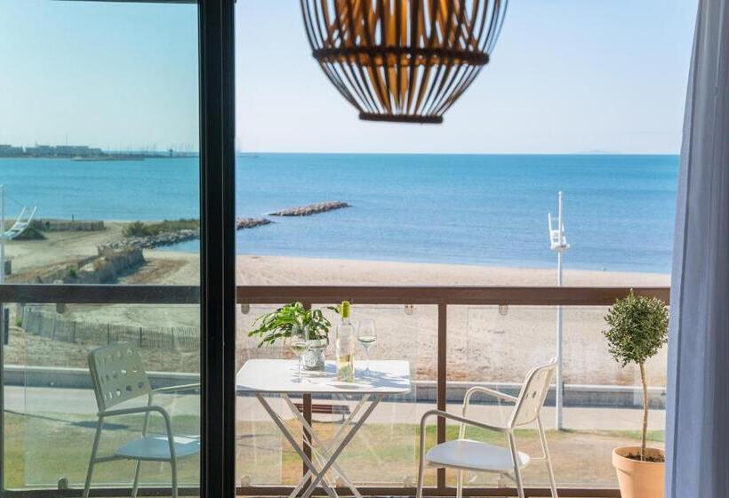 استودیوی استاندارد با چشم‌انداز دریا, Cafe Miramar