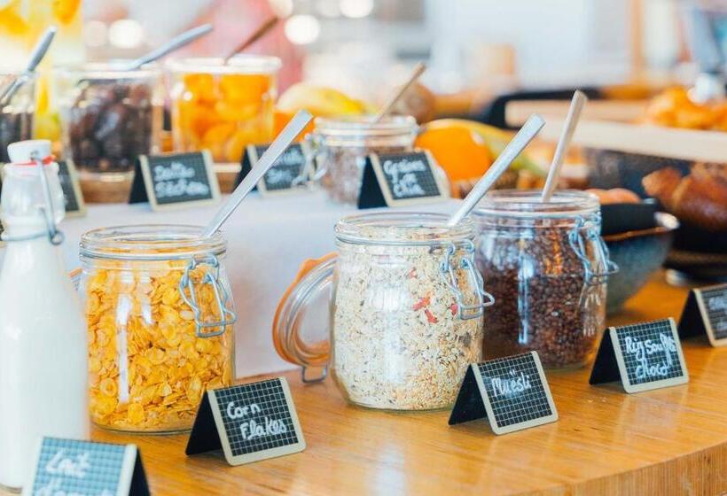 اتاق اساندارد با چشم‌انداز جانبی به دریا, Cafe Miramar