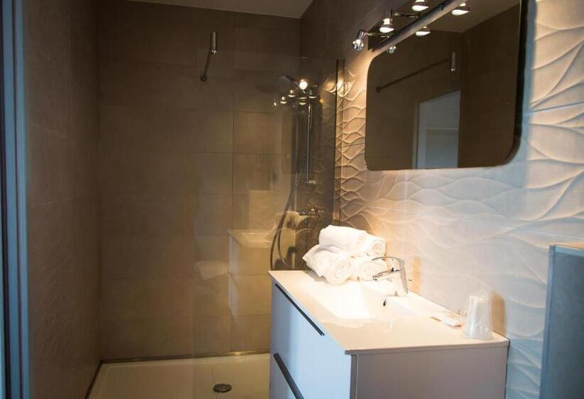 اتاق استاندارد سه نفره, Hôtel Le Mistral