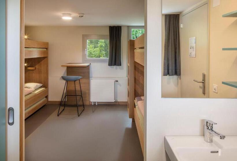 스탠다드 4인용 룸 공용 욕실, Cransmontana Youth Hostel