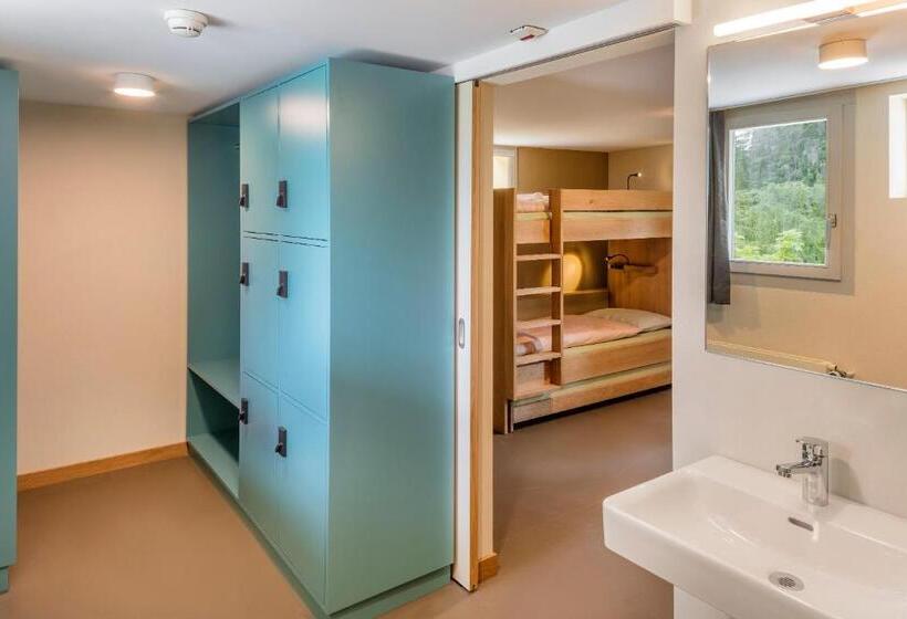 스탠다드 4인용 룸 공용 욕실, Cransmontana Youth Hostel