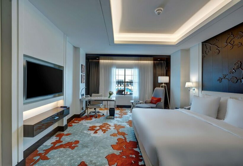 اتاق استاندارد با چشم‌انداز استخر, Radisson Blu Hotel, Ajman