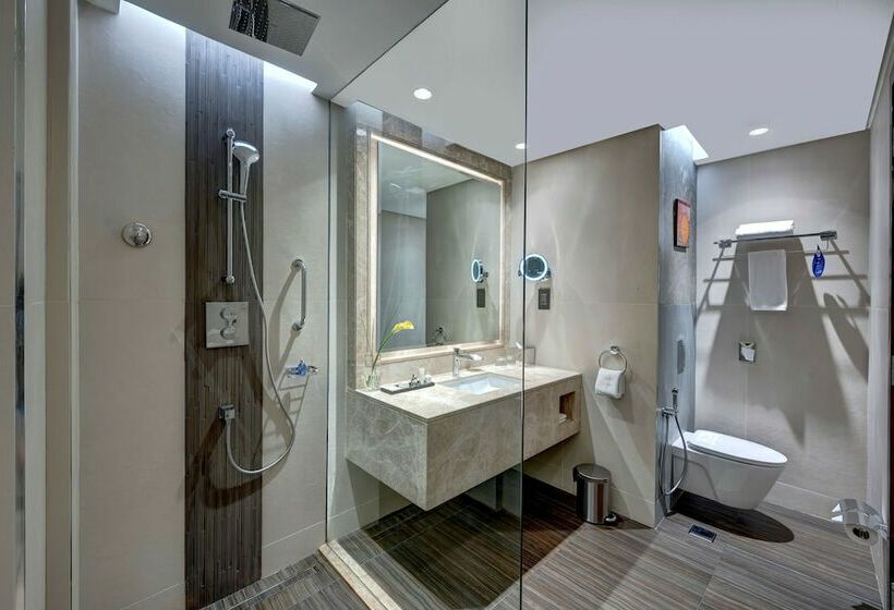 اتاق استاندارد با چشم‌انداز استخر, Radisson Blu Hotel, Ajman