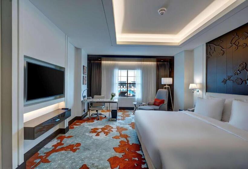 اتاق استاندارد با چشم‌انداز استخر, Radisson Blu Hotel, Ajman
