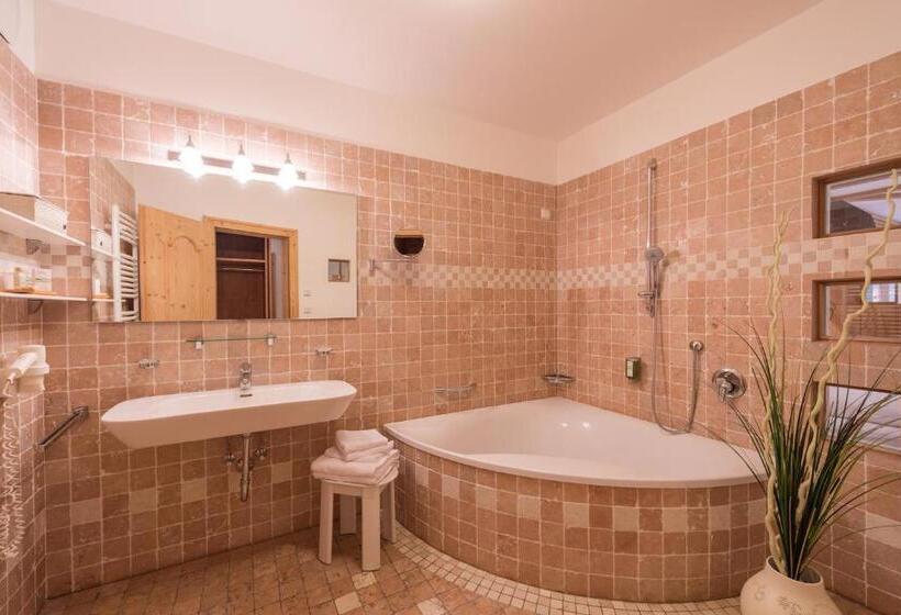 سوییت با چشم‌انداز کوه, Naturhotel Leitlhof