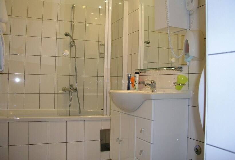 آپارتمان 1 خوابه با بالکن و چشم‌انداز دریا, Aparthotel Pecic