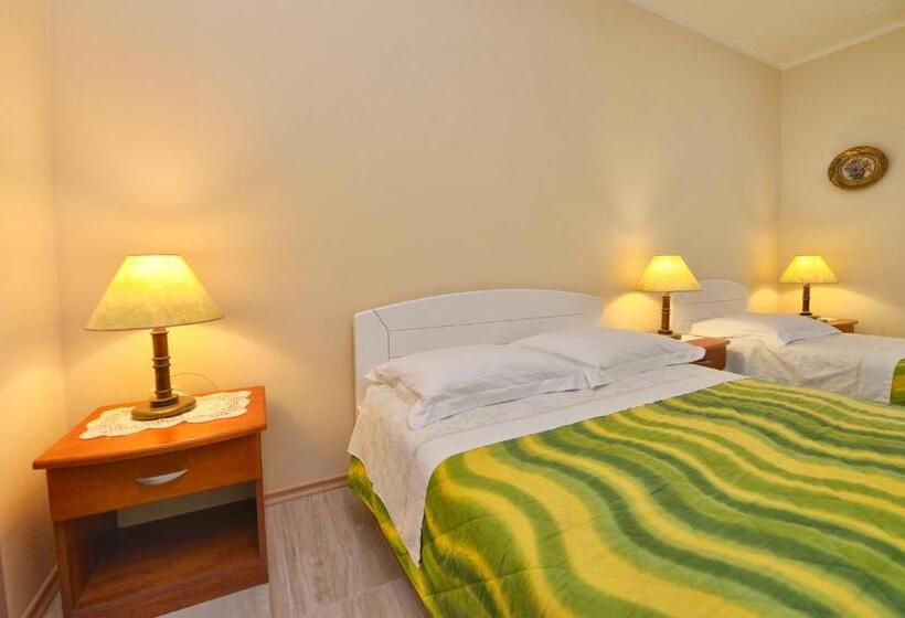 اتاق کلاسیک سه تخته, Bed And Breakfast Julia