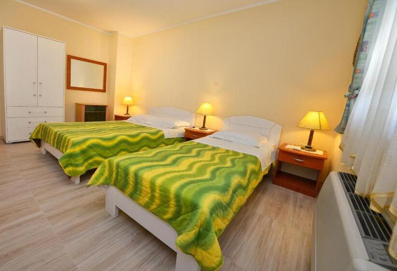 اتاق کلاسیک سه تخته, Bed And Breakfast Julia