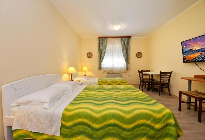 اتاق کلاسیک سه تخته, Bed And Breakfast Julia