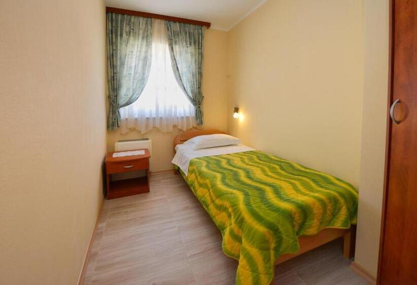اتاق کلاسیک سه تخته, Bed And Breakfast Julia