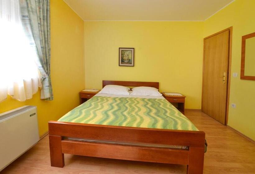اتاق خانوادگی, Bed And Breakfast Julia