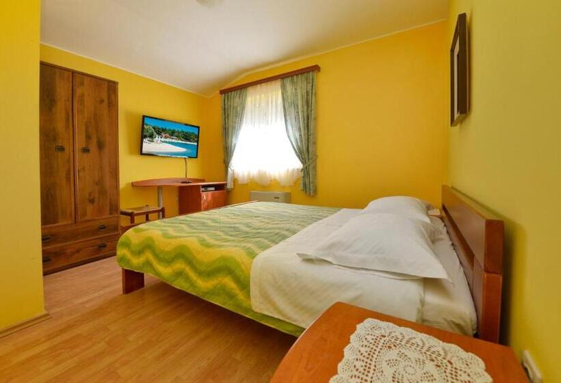 اتاق خانوادگی, Bed And Breakfast Julia