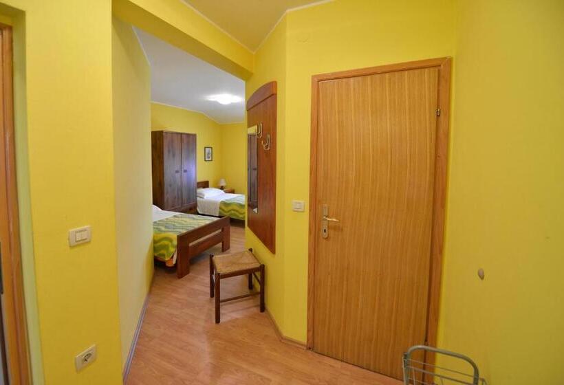 اتاق خانوادگی, Bed And Breakfast Julia