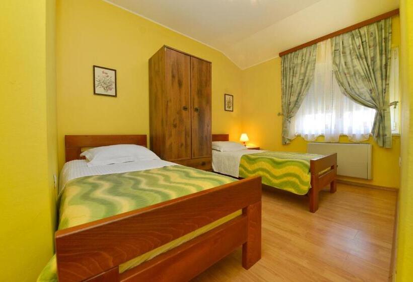 اتاق خانوادگی, Bed And Breakfast Julia