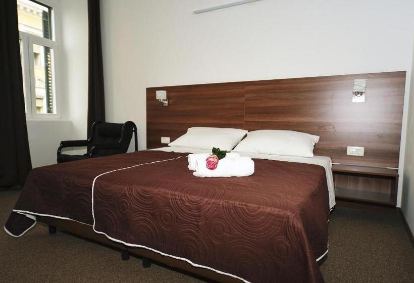 اتاق استاندارد سه نفره, Riva Rooms