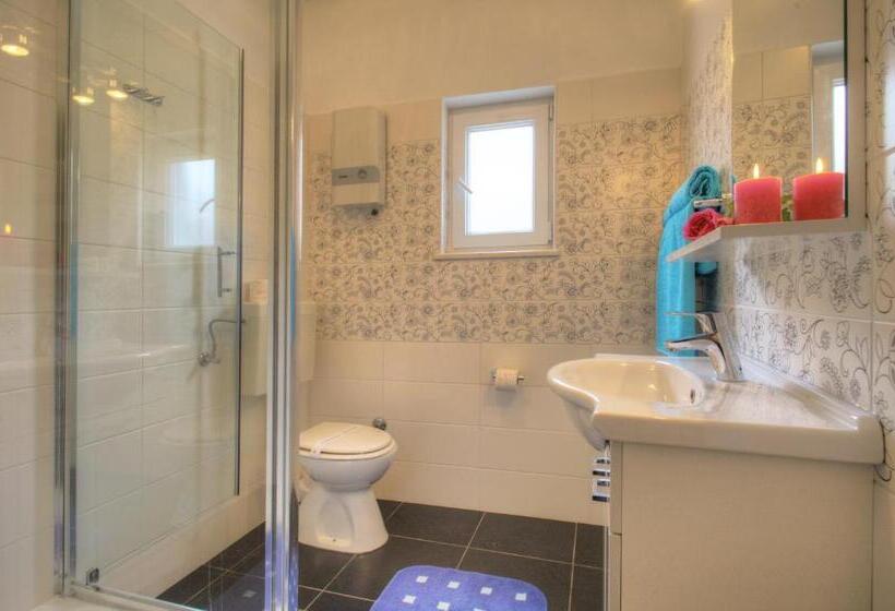 اتاق استاندارد, Gina Bed & Breakfast