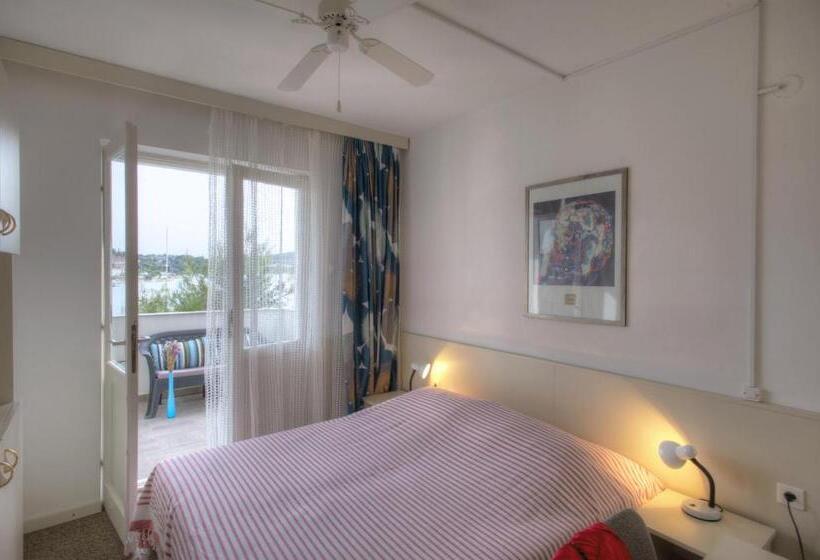 اتاق استاندارد چهار تخته با چشم‌انداز دریا, Gina Bed & Breakfast