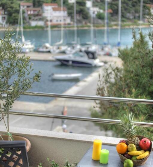 اتاق استاندارد چهار تخته با چشم‌انداز دریا, Gina Bed & Breakfast