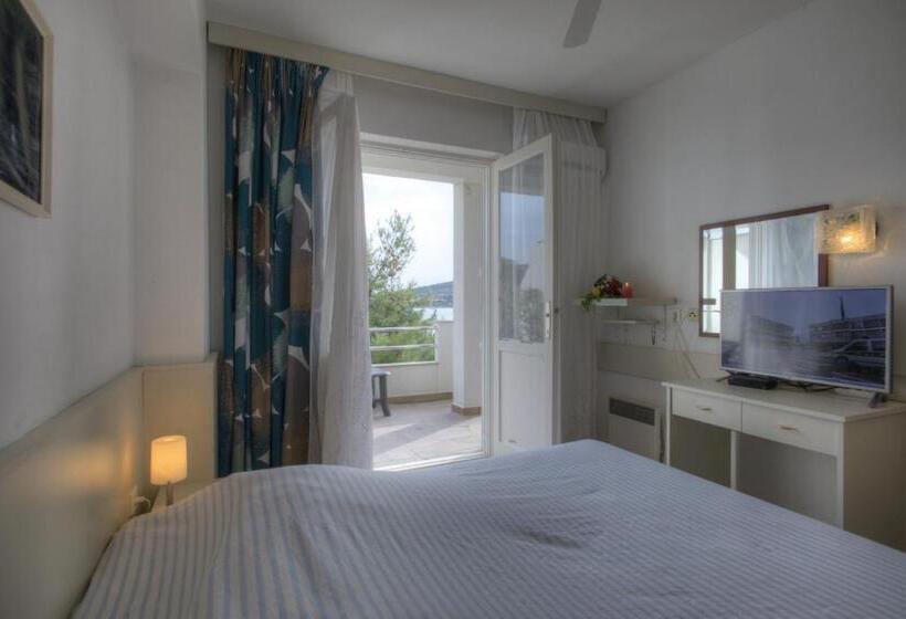 اتاق استاندارد چهار تخته با چشم‌انداز دریا, Gina Bed & Breakfast
