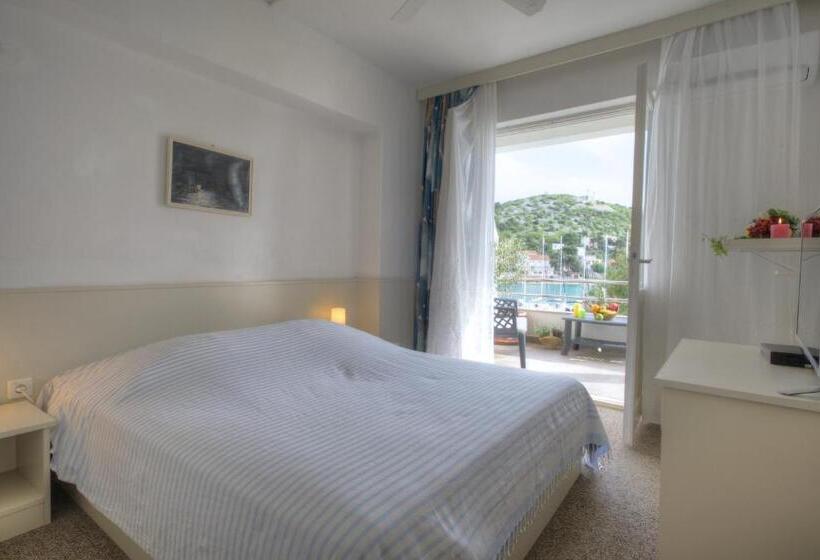 اتاق استاندارد چهار تخته با چشم‌انداز دریا, Gina Bed & Breakfast