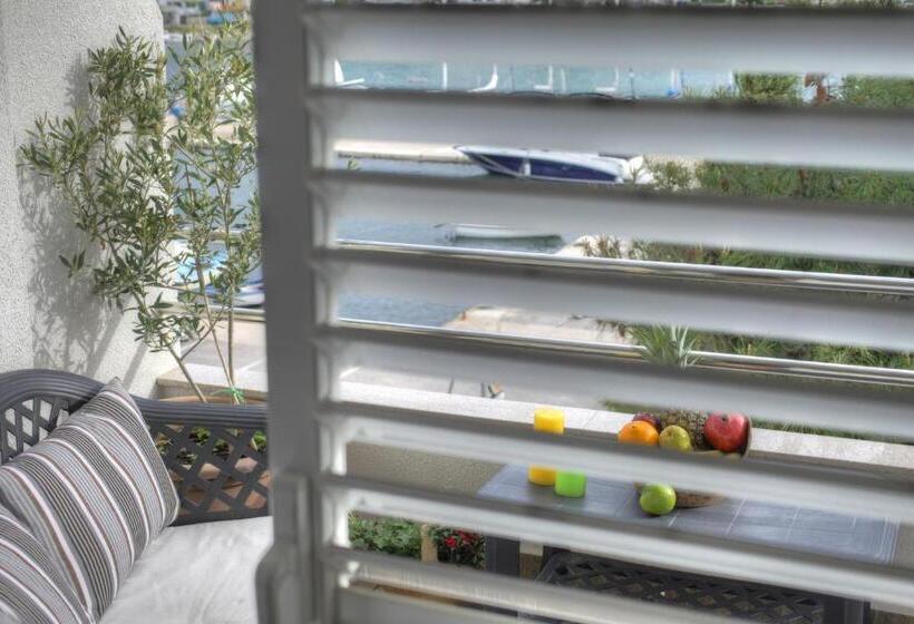 اتاق استاندارد چهار تخته با چشم‌انداز دریا, Gina Bed & Breakfast