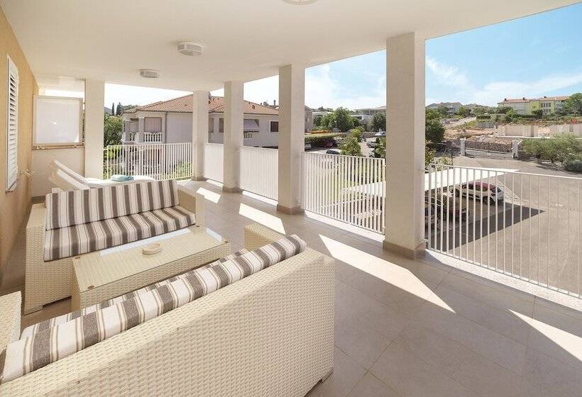 سوییت لوکس, Vila Rova