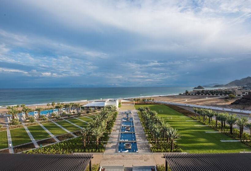 سوییت با چشم‌انداز باغ, Intercontinental Fujairah Resort
