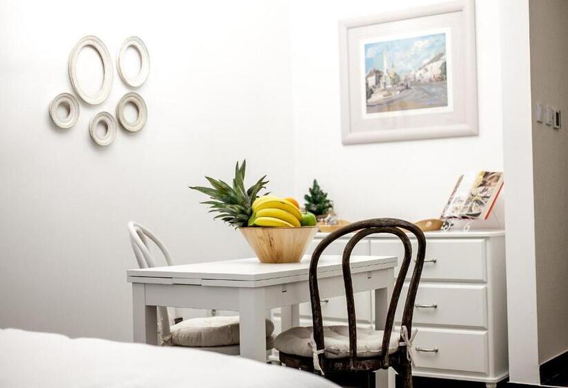 Студио Стандарт с Балконом, Regal Residence B&b