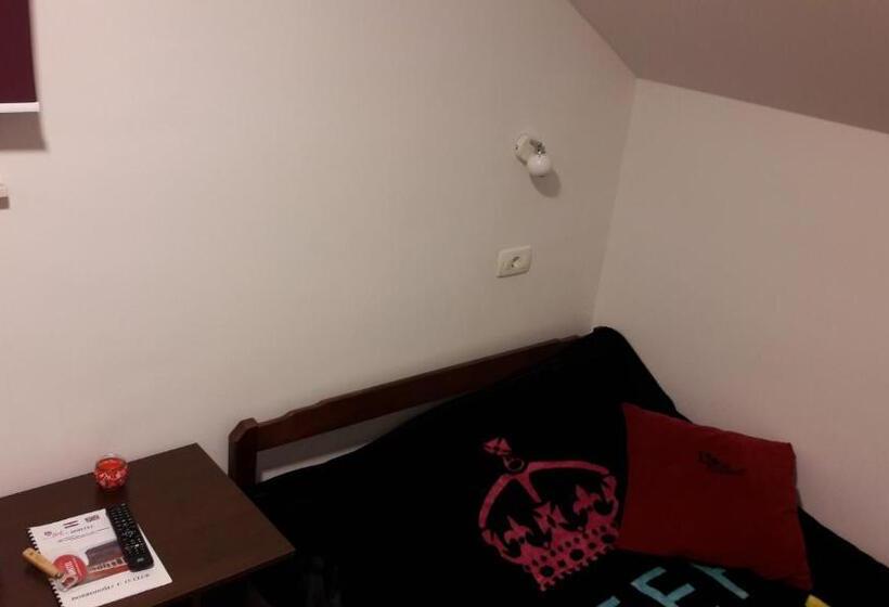 اتاق استاندارد با سرویس بهداشتی مشترک, Hostel In Club
