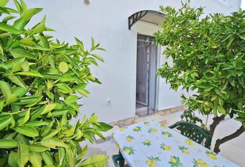 اتاق سه‌نفرۀ استاندارد با سرویس بهداشتی بیرون از اتاق, Guest House Sunce, Traveler S Choice Best Panoramic View, Supetar Island Brac