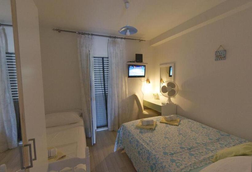 اتاق سه‌نفرۀ استاندارد با سرویس بهداشتی بیرون از اتاق, Guest House Sunce, Traveler S Choice Best Panoramic View, Supetar Island Brac