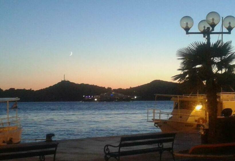 اتاق استاندارد با بالکن و چشم‌انداز دریا, Pension More