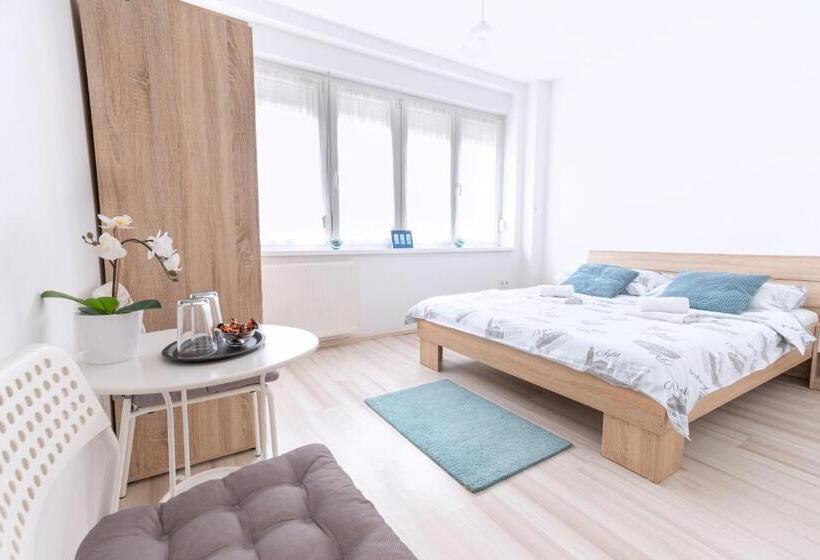 디럭스 룸, The Dots Hostel