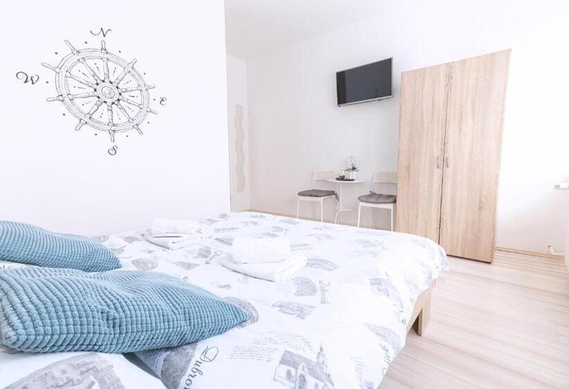 디럭스 룸, The Dots Hostel