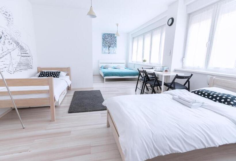 패밀리 룸, The Dots Hostel