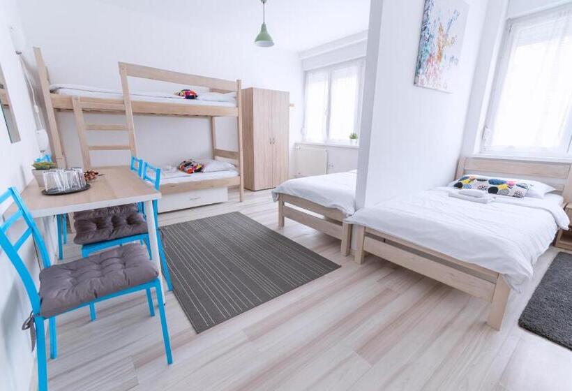 패밀리 룸 공용 욕실, The Dots Hostel