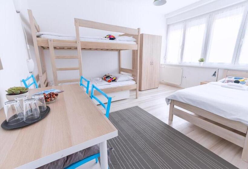 패밀리 룸 공용 욕실, The Dots Hostel