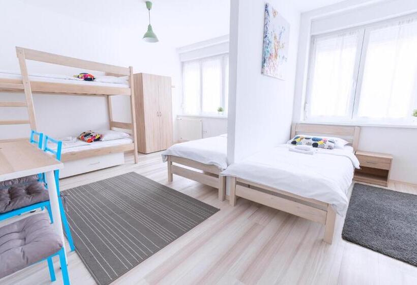 패밀리 룸 공용 욕실, The Dots Hostel