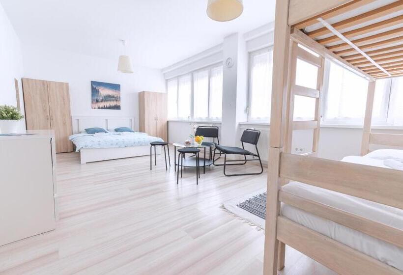 패밀리 룸, The Dots Hostel