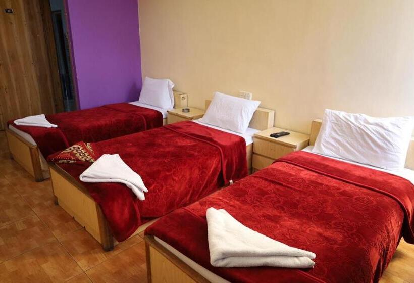 اتاق استاندارد سه نفره, Dweik Hotel 1
